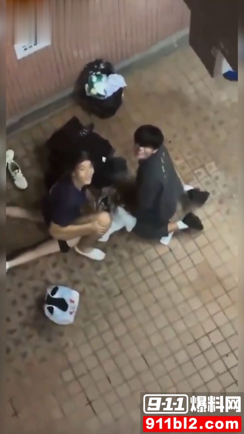 香港屋苑平台3P性爱派对被曝光 4