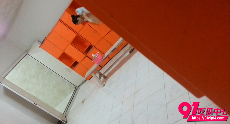 女生浴室洗澡偷拍 2