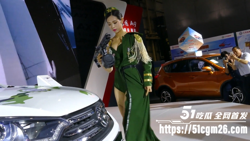 广州车展色魔摄影师各种刁钻角度偷拍众多车模小姐姐各种不经意间的走光.00595719.Still004watermark