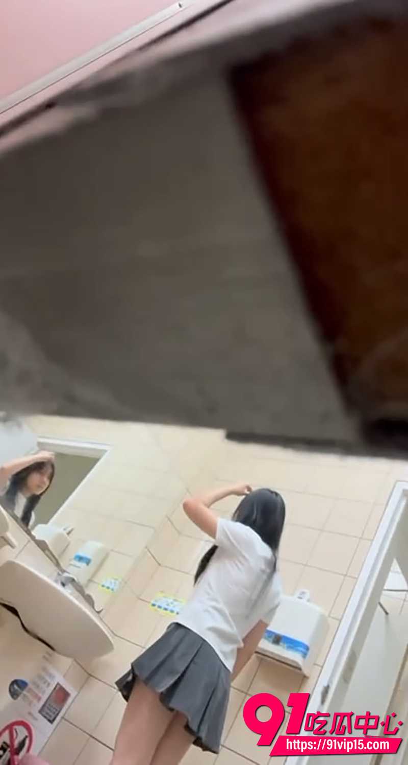 台湾校园女厕偷拍 5