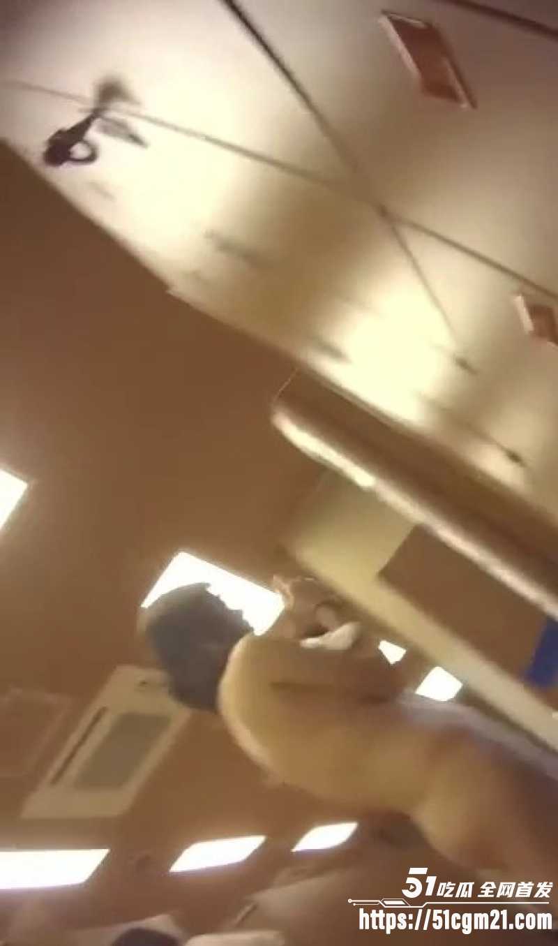 美少妇洗澡被偷拍  7