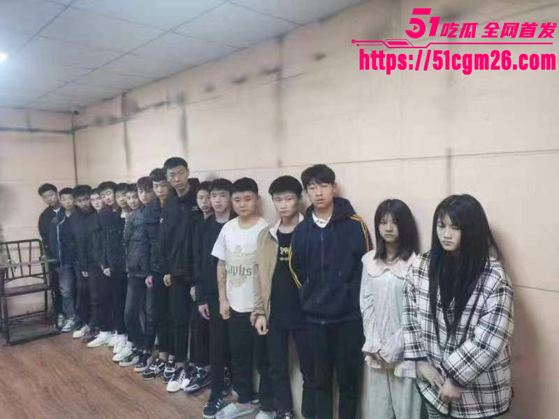 19岁精神小伙精神小妹 马路约群架 1