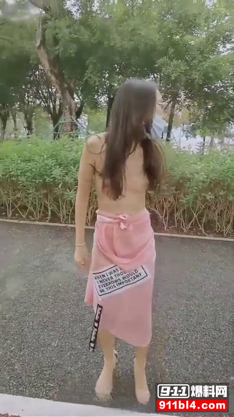 冯珊珊公园露出 1
