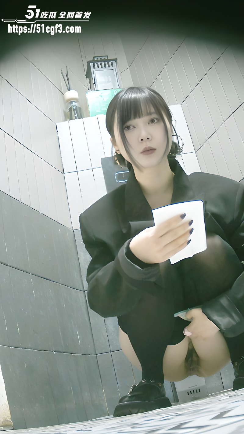 真实偷拍女公厕4k视角 4