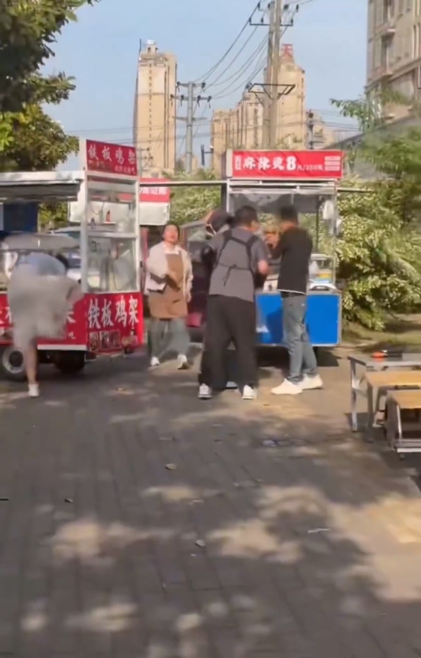 路边摊贩混战上演名场面女摊主内裤锁喉魔法攻击