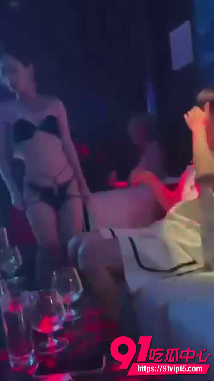 商K嫩模小姐姐贴脸裸舞1
