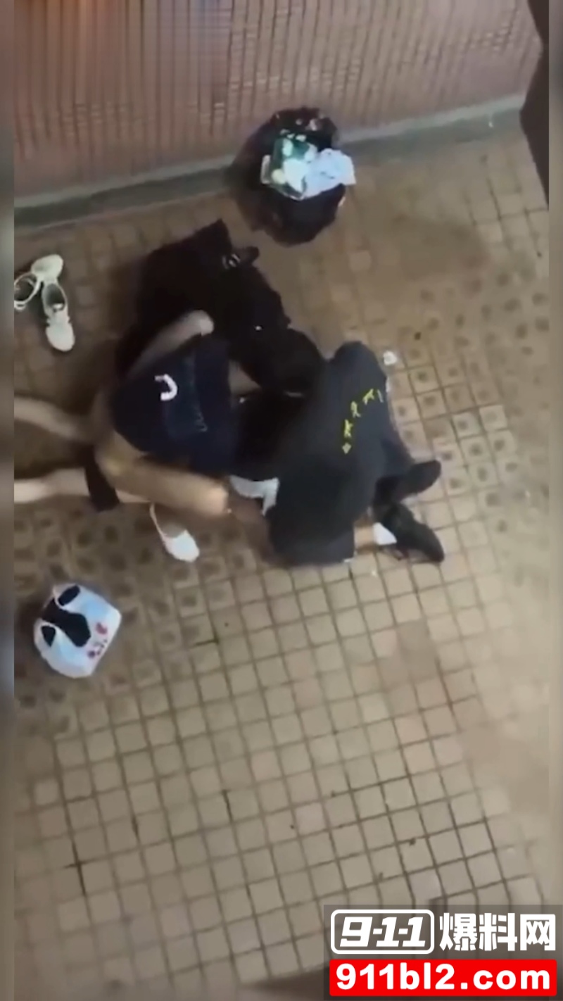 香港屋苑平台3P性爱派对被曝光 3