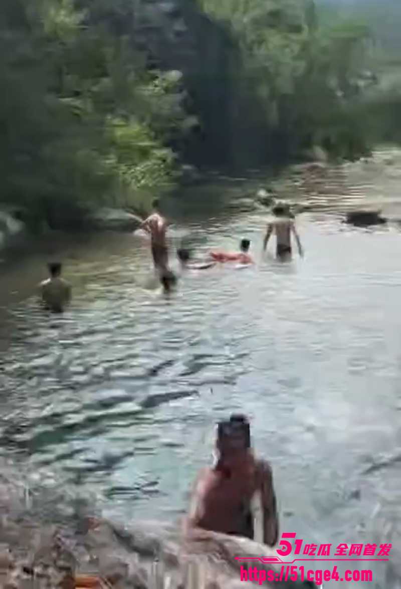 室外露出河里野战视频流出 3 拷贝