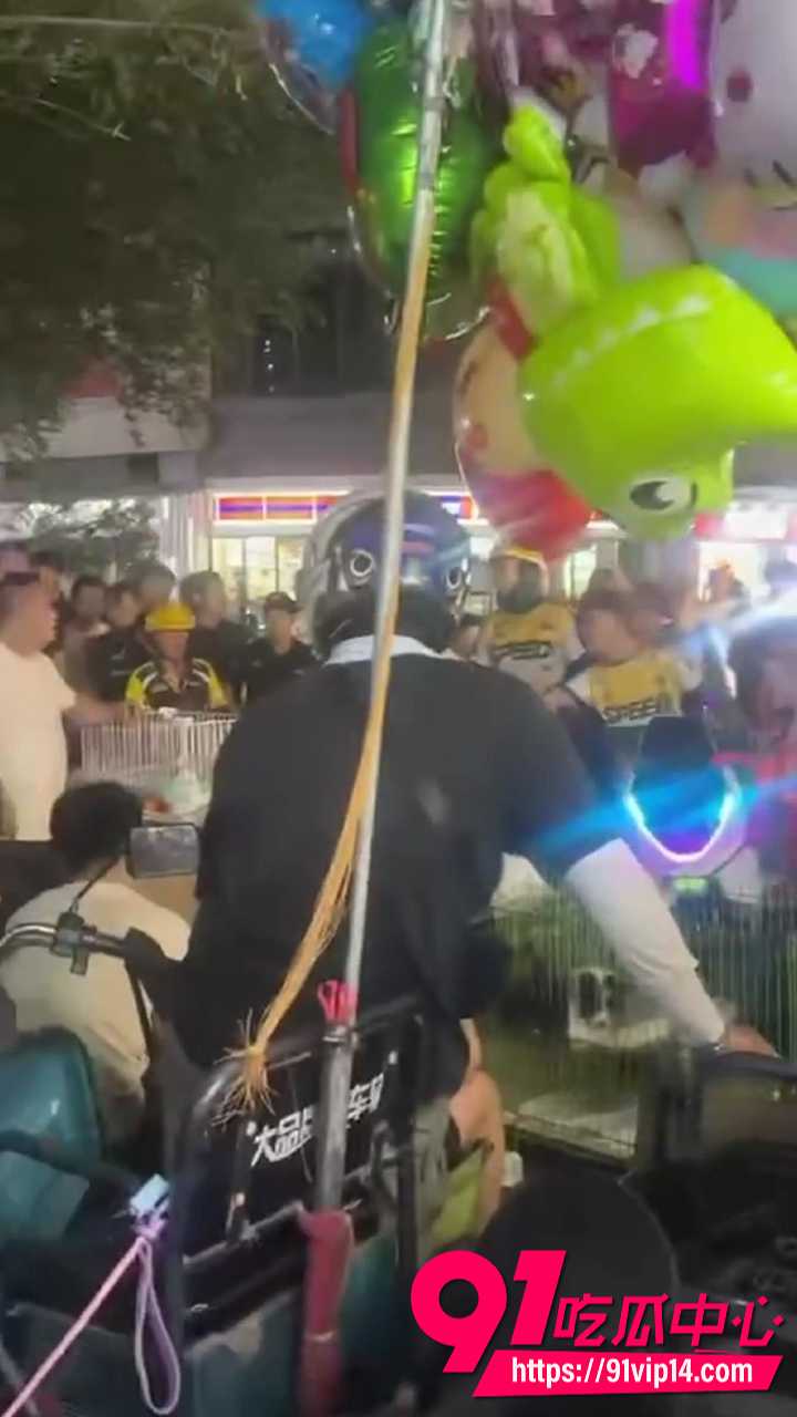 青岛即墨宝龙广场夜市狗贩纠纷1