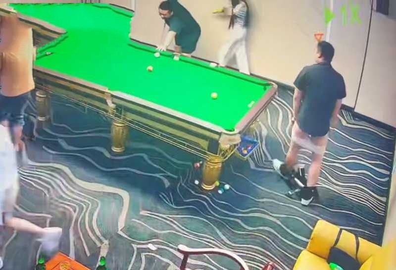 台球厅2v5美女助教口嗨惨遭直男脱裤遛鸟教育21秒监控完整版
