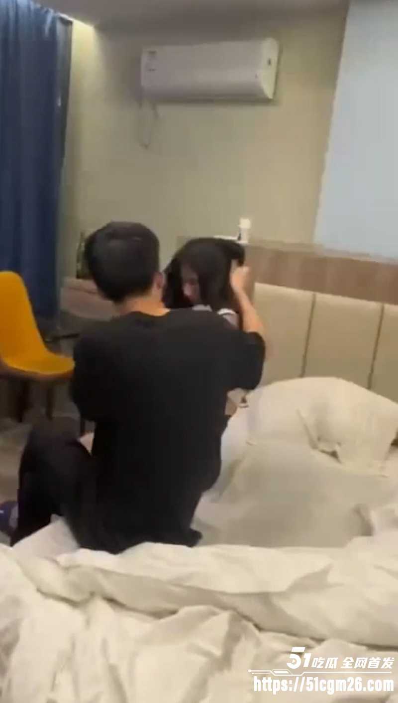 男子出轨被抓奸在床 3