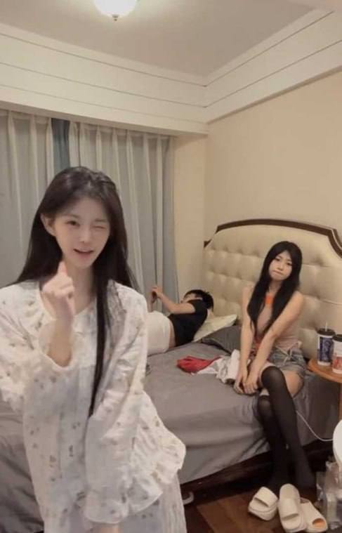 23万粉丝抖音清纯小妹小诗颖酒店1v3精神小伙