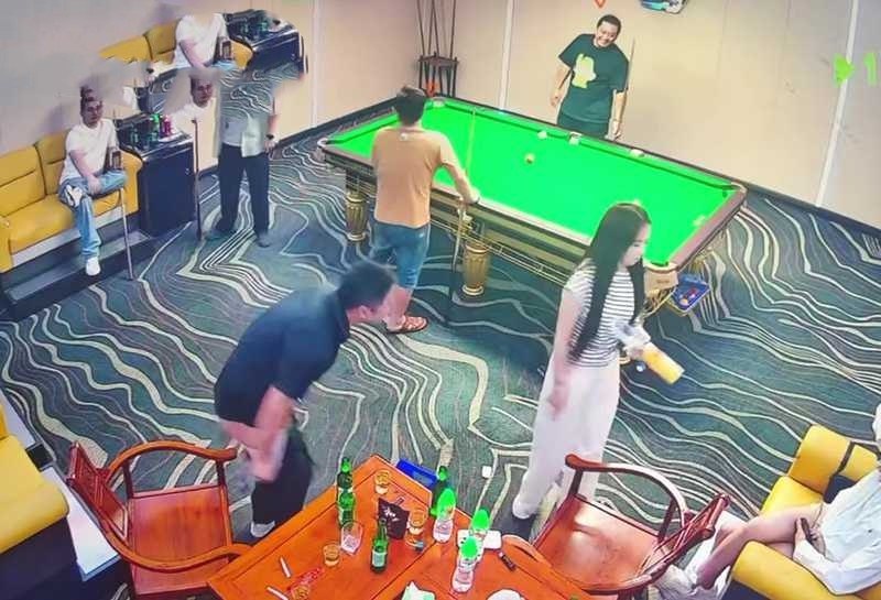 台球厅2v5美女助教口嗨惨遭直男脱裤遛鸟教育21秒监控完整版