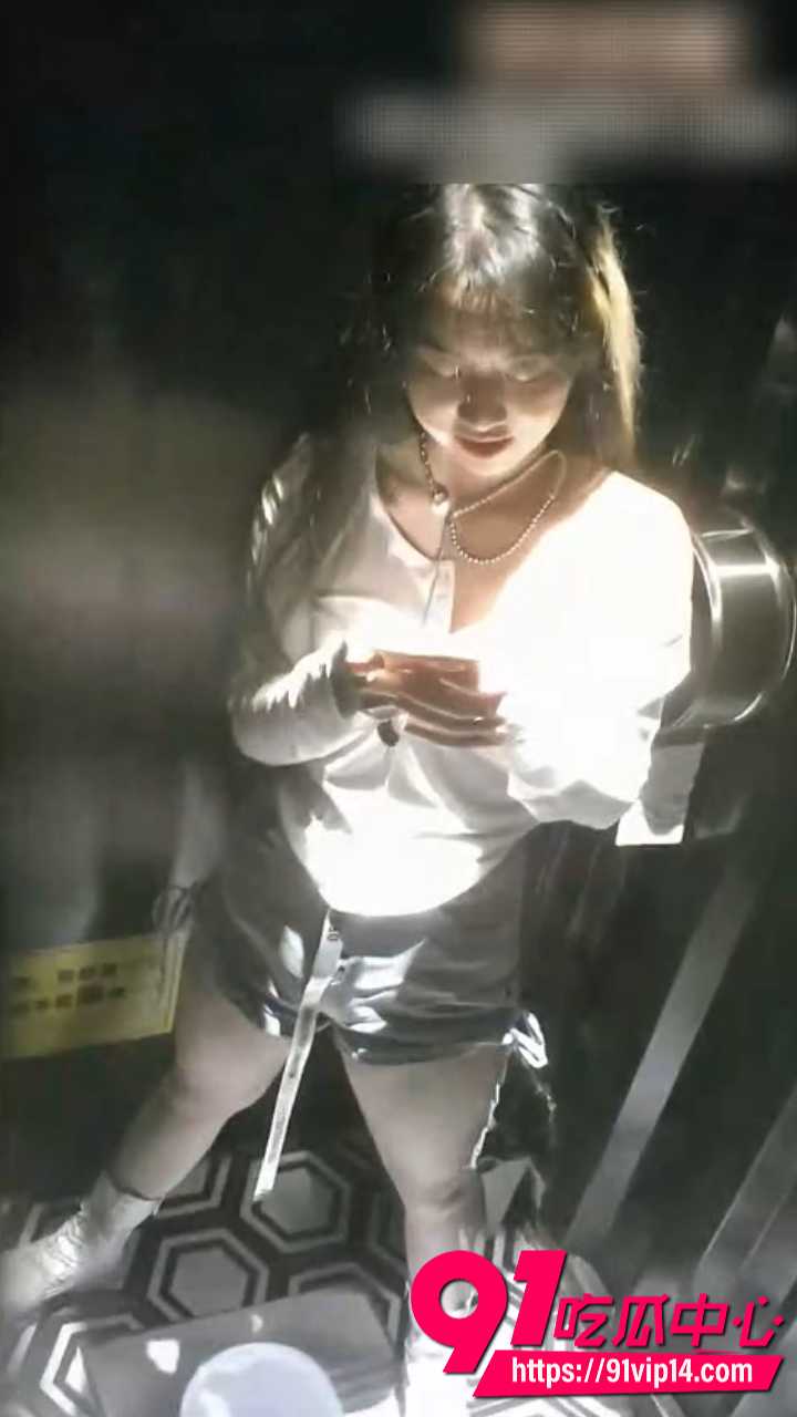 偷拍漂亮小姐姐放尿视频3