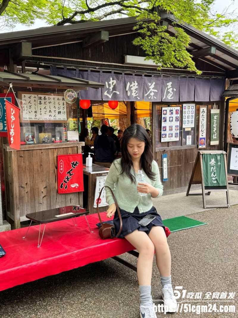 大三学生妹被金主包养私拍 5