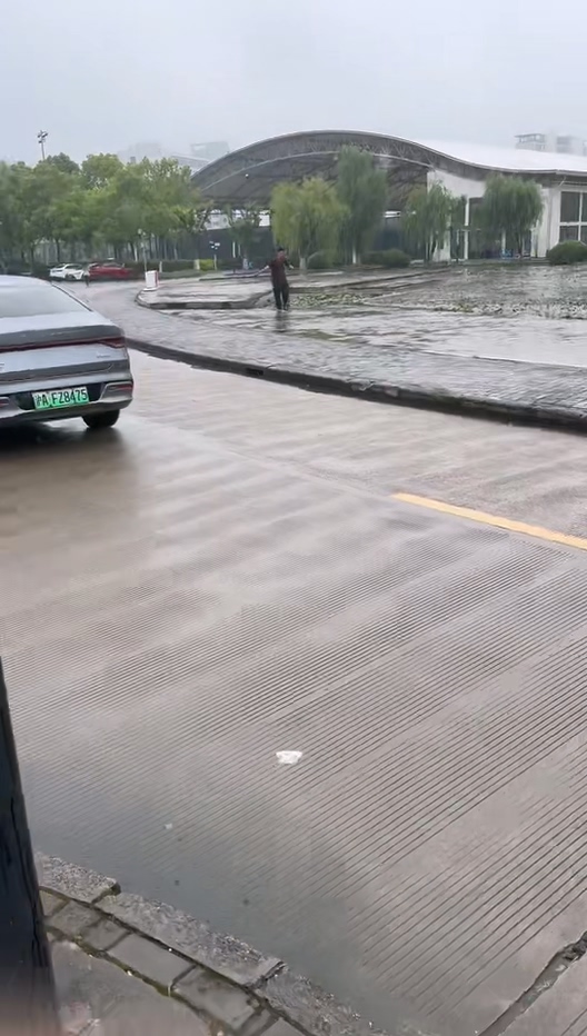 上海第二工业大学大杀哥后续雨中漫步再次上演名场面
