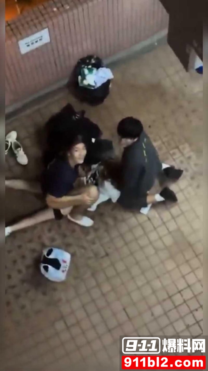 香港屋苑平台3P性爱派对被曝光 9