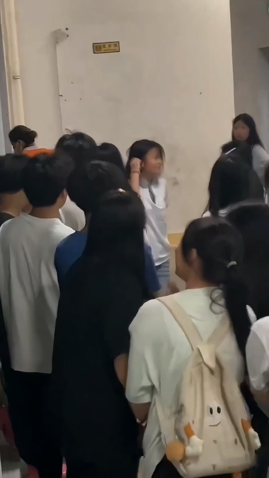 天崩开局梅州职业技术学院在校生厕所剩下双胞胎