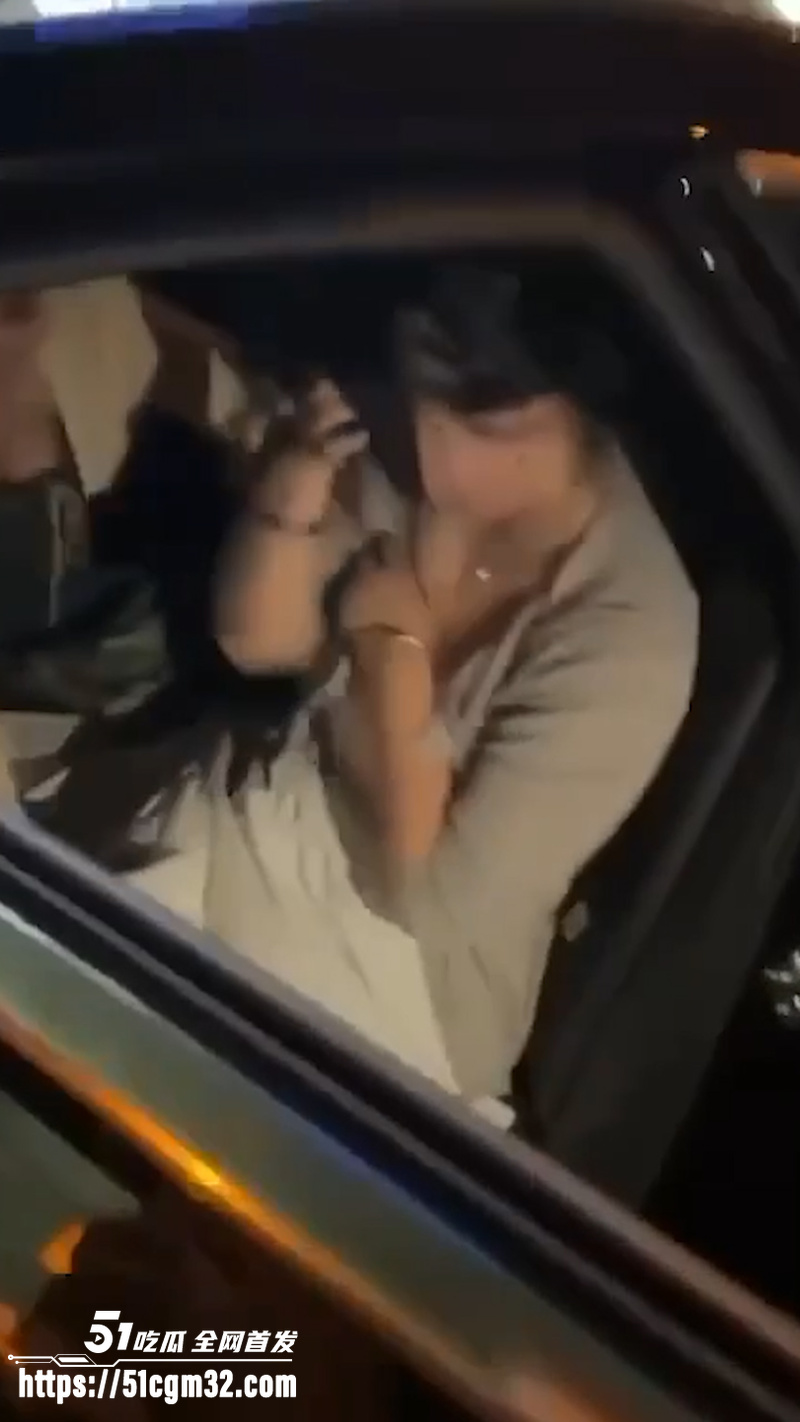 老公开原配的车载小三出行 被原配马路堵死当场抓奸 5 老公开原配的车载小三出行 被原配马路堵死当场抓奸 5