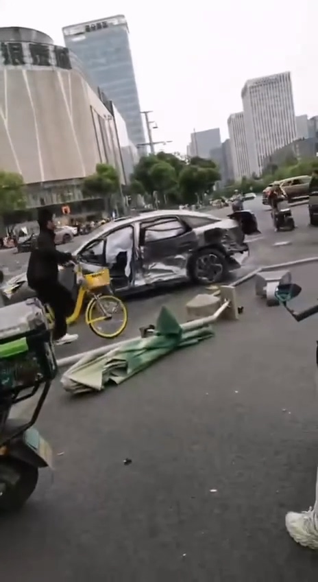 成都天府银泰城突发恶性事件失控灰色轿车冲撞人群