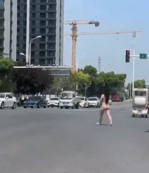 太和万达广场惊现女子全果狂奔光天化日之下保安紧追不舍