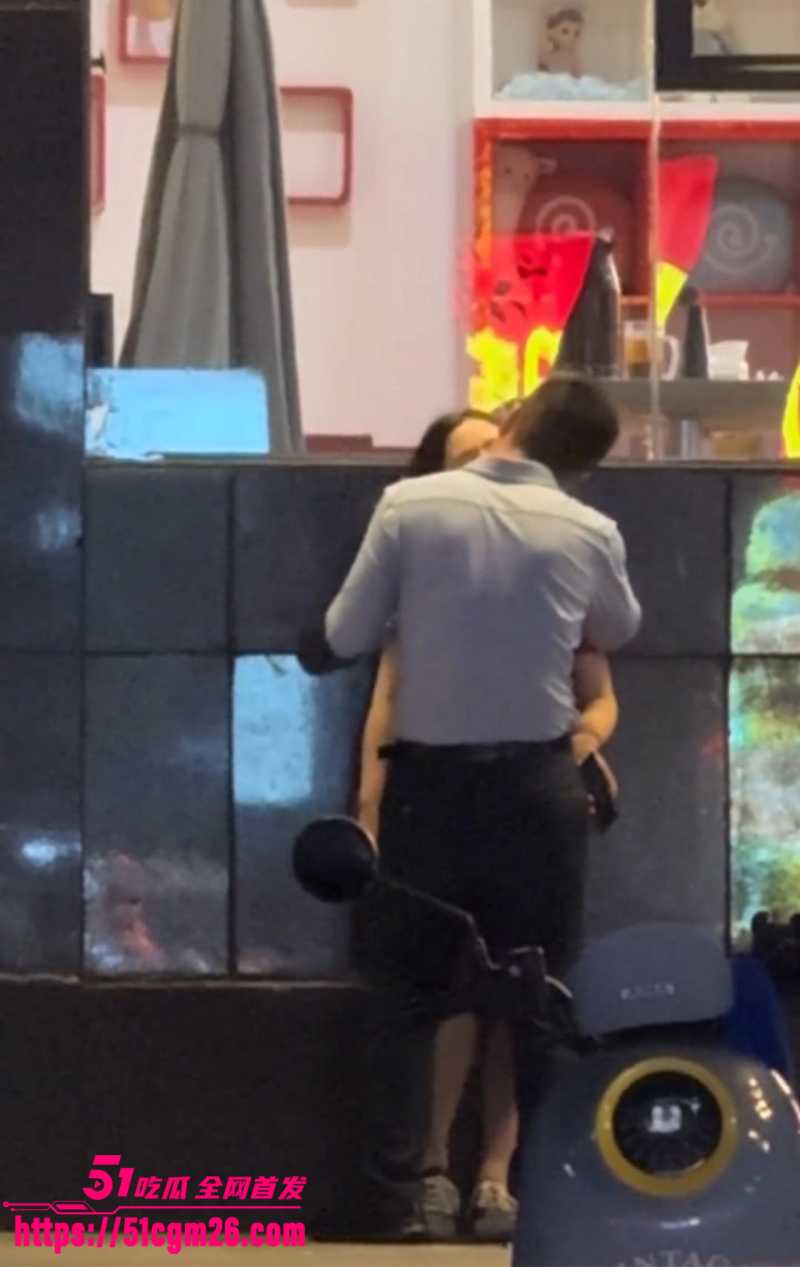 山东某饭店门口 俩中年老同学情不自禁当街热吻 6