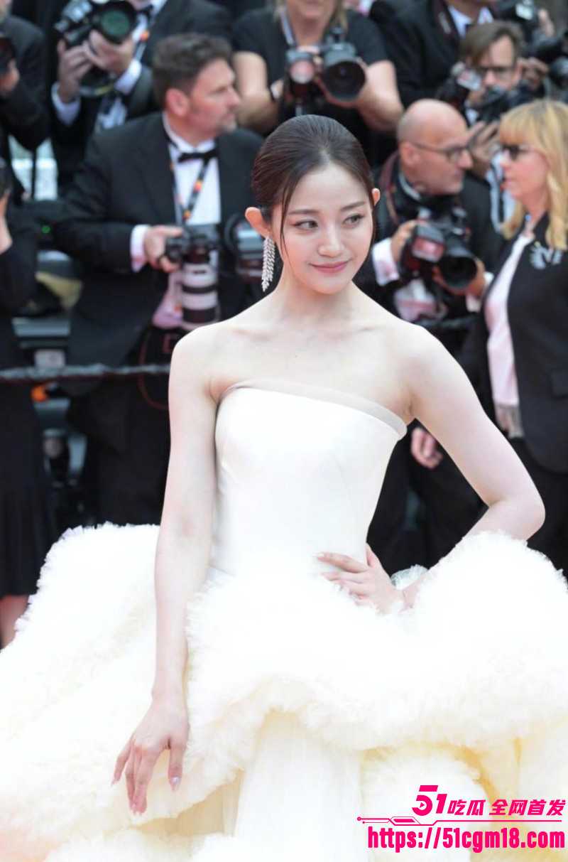 万千惠拿裸照当婚礼迎宾照011