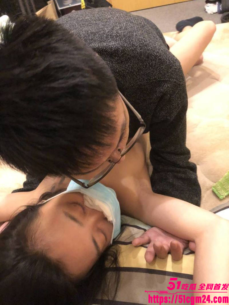 在德博士钟义迷奸女友7次 8