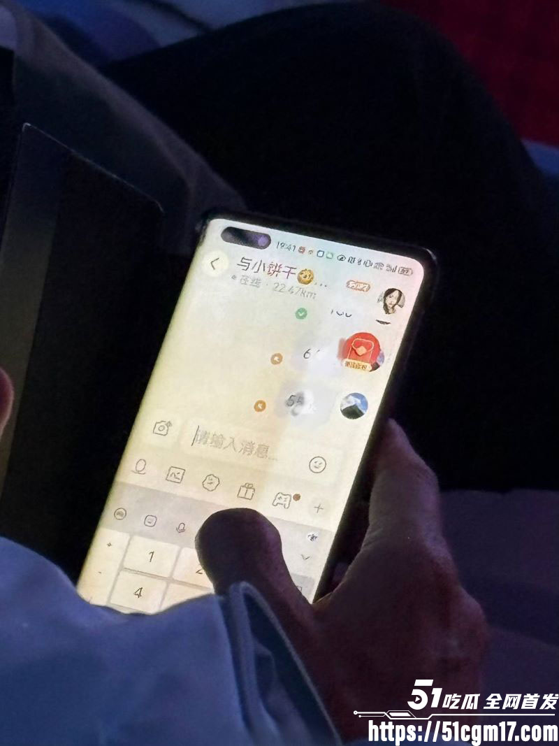 吉利发布会现场老年观众表演约炮 11