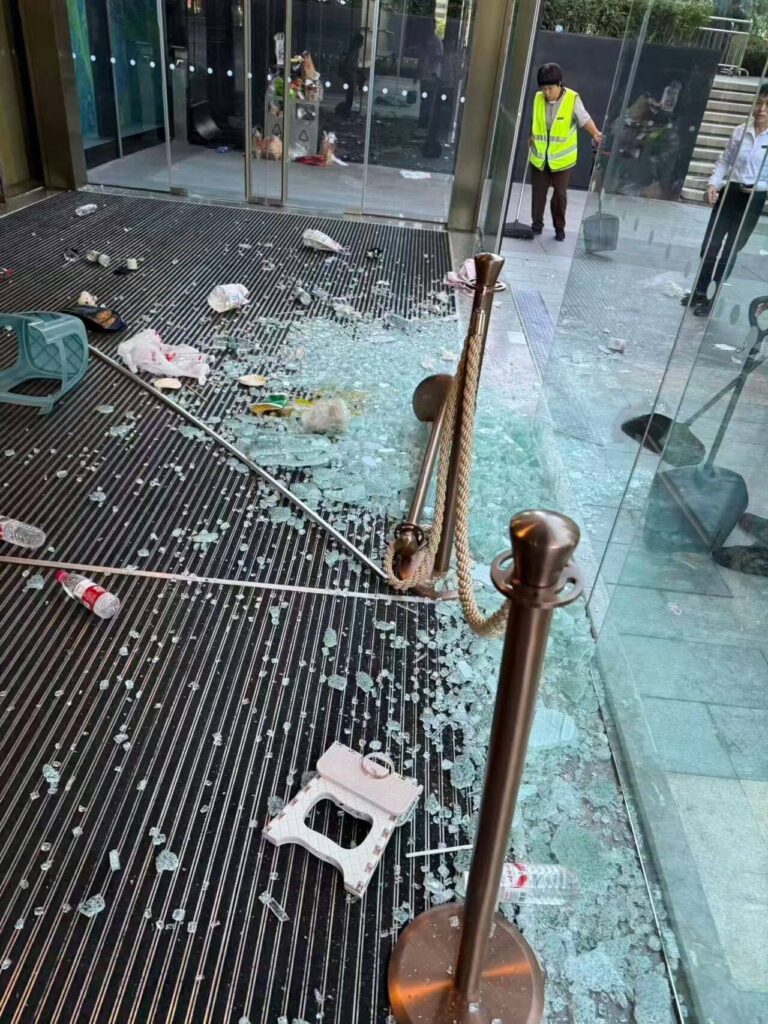 追星粉or丧尸出笼南宁万象城张凌赫粉丝见面会挤爆防爆玻璃