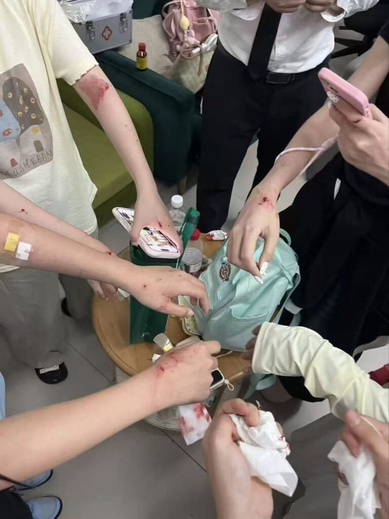 追星粉or丧尸出笼南宁万象城张凌赫粉丝见面会挤爆防爆玻璃