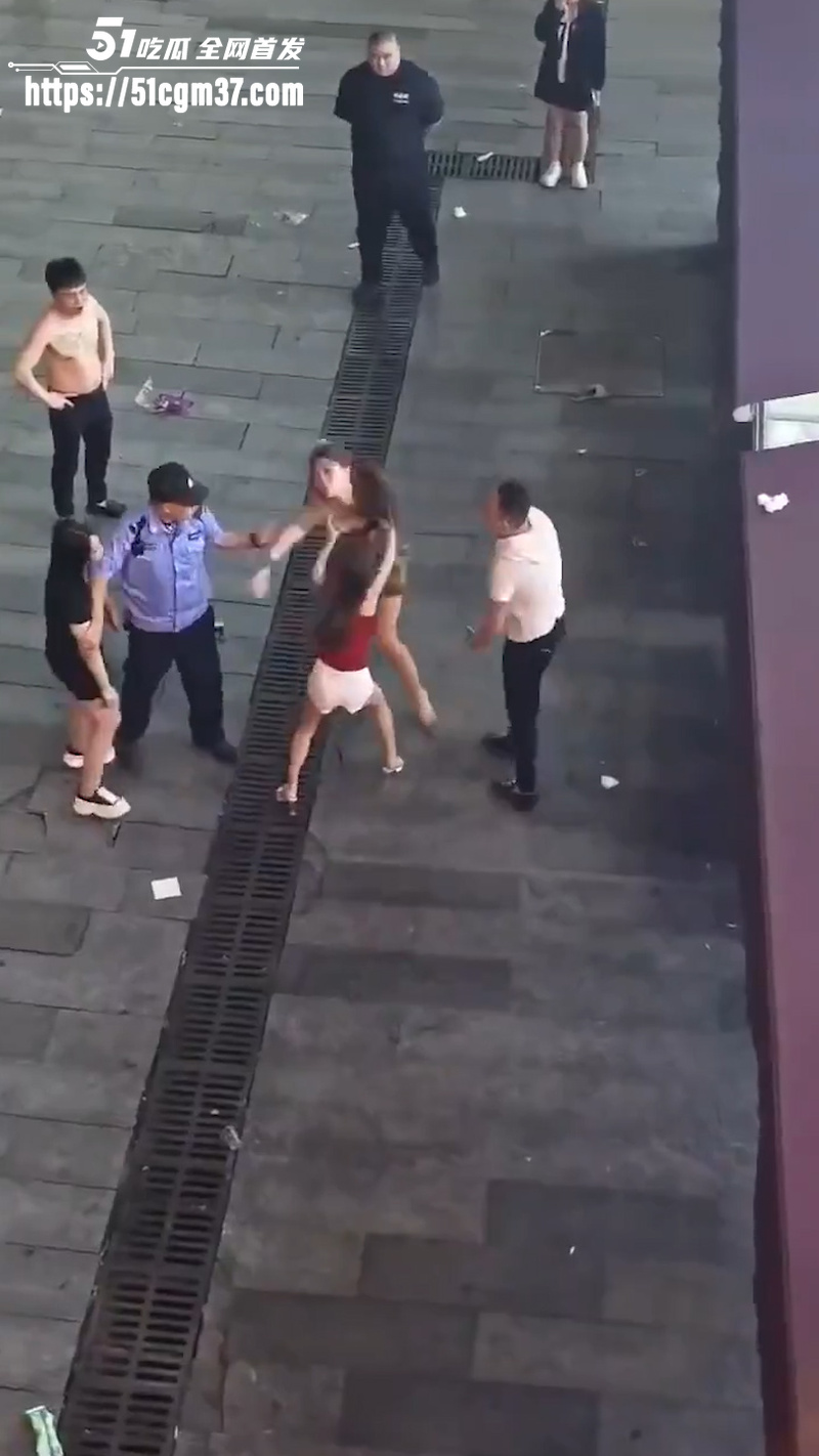 双女街头互殴 2 双女街头互殴 2