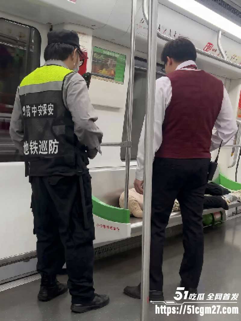 飞行员当众脱裤手淫3