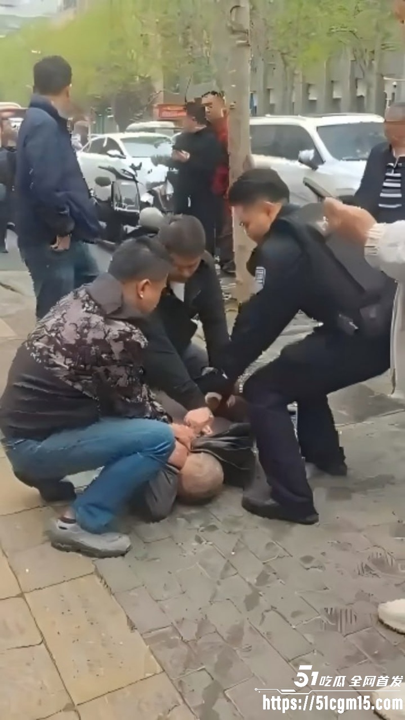 武汉青松路44岁男子随机持刀伤人事件02