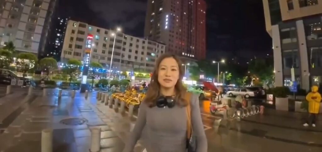 西安麻辣烫女孩震惊全网英国博主24小时直播挑战搭讪两部完整版