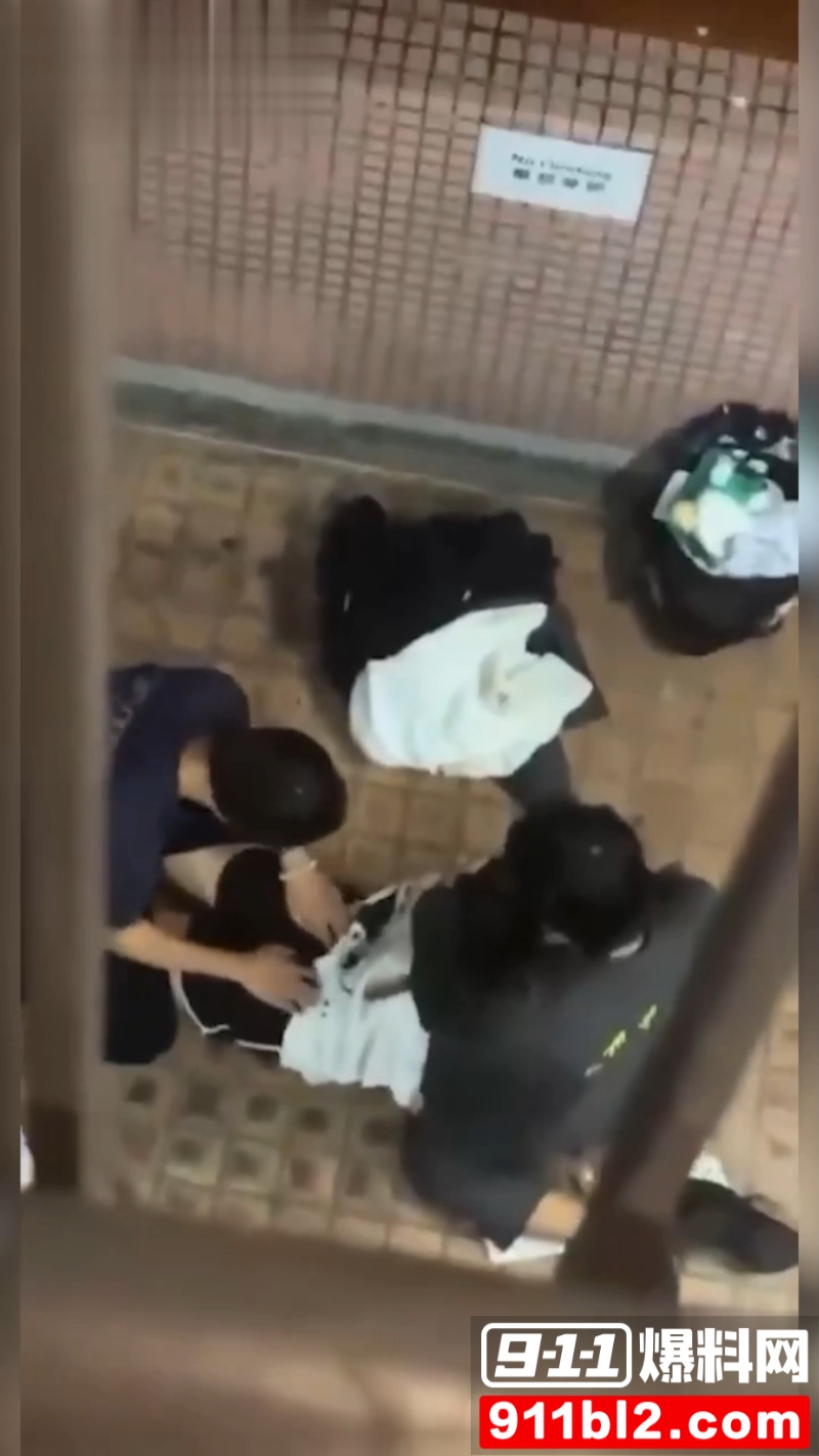 香港屋苑平台3P性爱派对被曝光 7