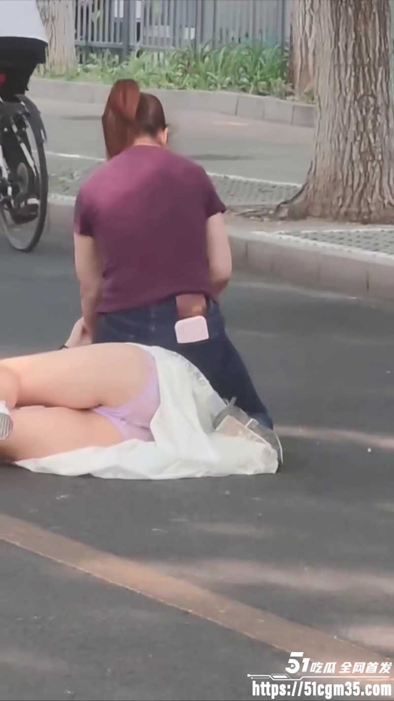 紫衣大妈街头暴揍白裙美女2 紫衣大妈街头暴揍白裙美女2