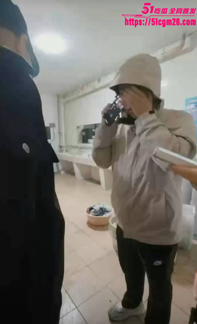 华北电力大学 佟军 男扮女装潜入女寝厕所偷拍 13