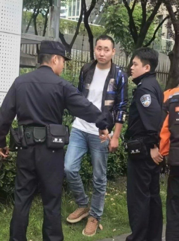 成都天府银泰城突发恶性事件失控灰色轿车冲撞人群