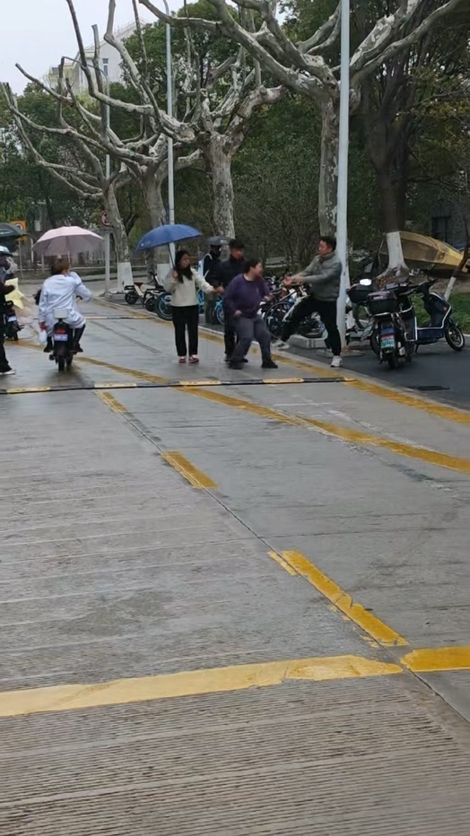 上海第二工业大学大杀哥后续雨中漫步再次上演名场面