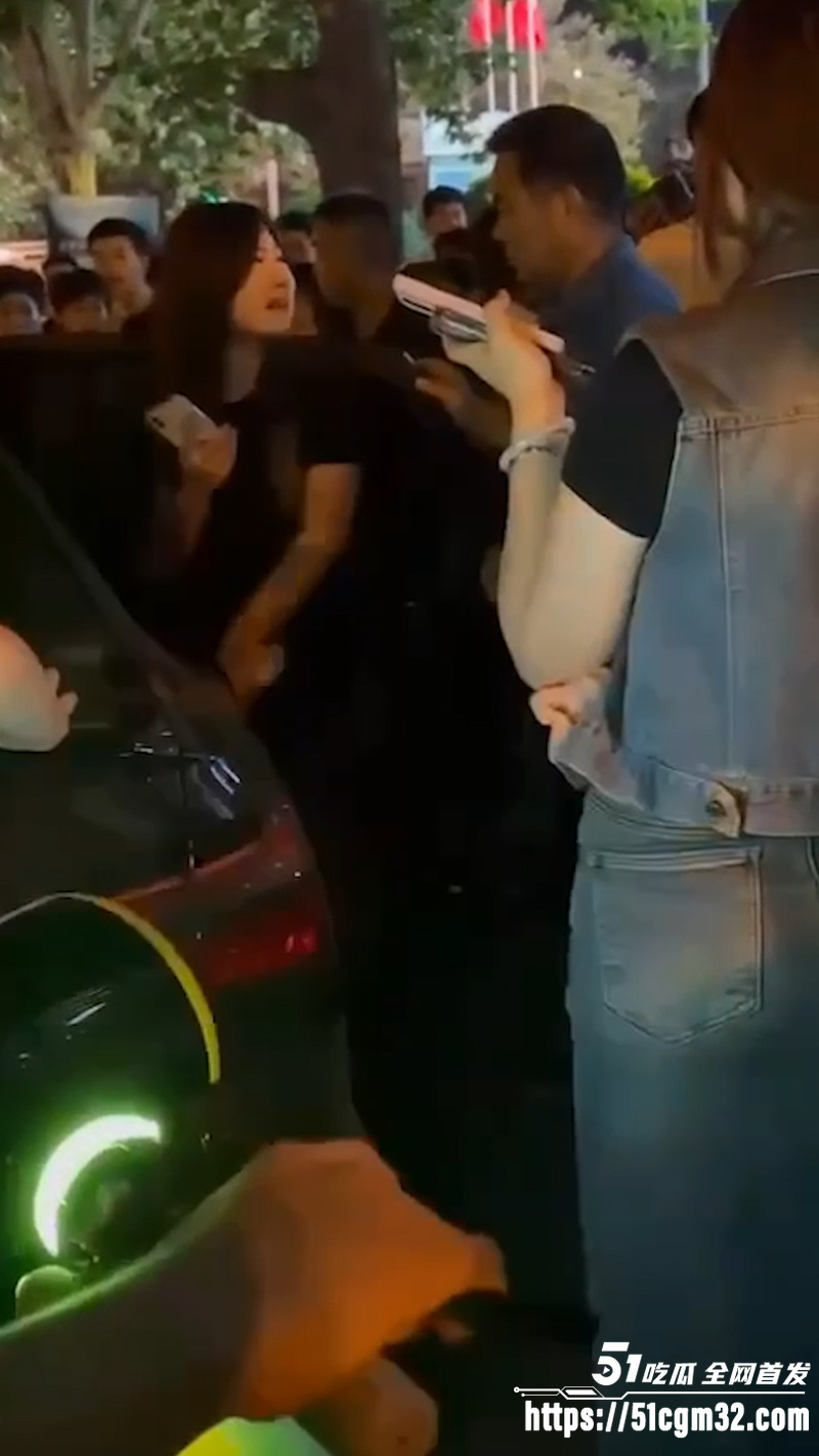 老公开原配的车载小三出行 被原配马路堵死当场抓奸 3 老公开原配的车载小三出行 被原配马路堵死当场抓奸 3