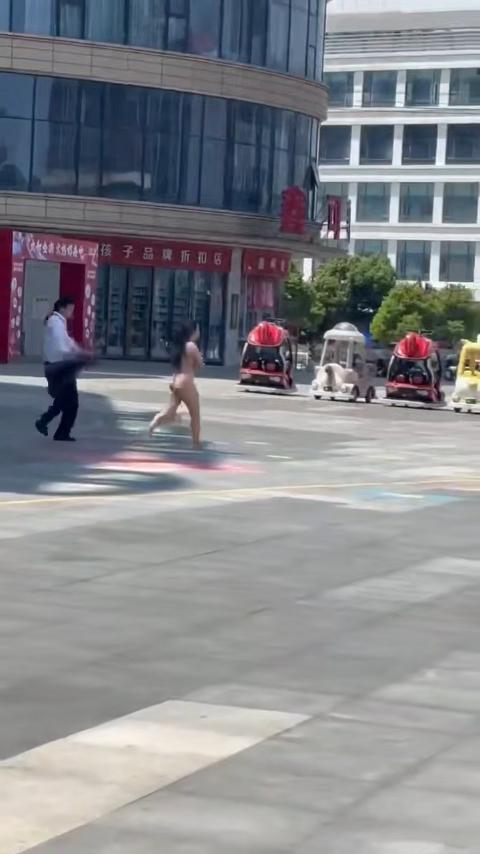太和万达广场惊现女子全果狂奔光天化日之下保安紧追不舍