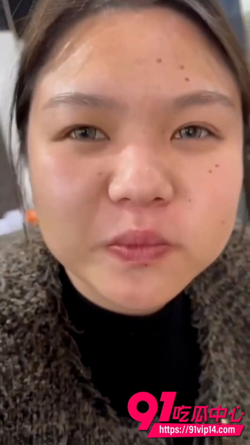小仙女点男模没钱结账最后被逼当众吃屎3 小仙女点男模没钱结账最后被逼当众吃屎3
