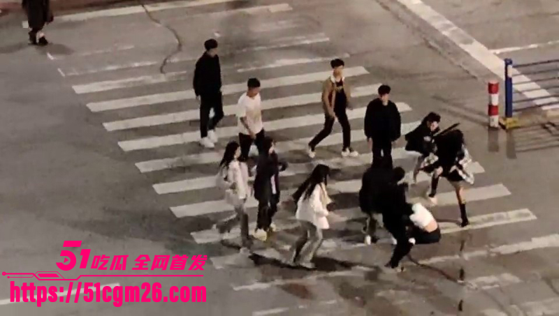 19岁精神小伙精神小妹 马路约群架 4