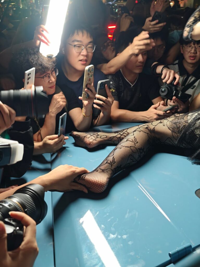 漫展摸脚门后续抖音19万粉丝事件女主Yi凡凡自称报警