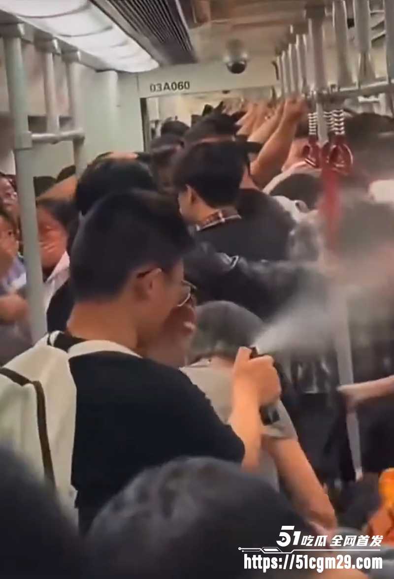广州地铁一男子无差别辣椒水攻击乘客1拷贝 广州地铁一男子无差别辣椒水攻击乘客1拷贝