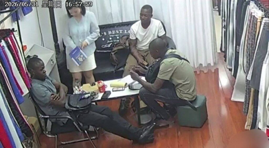 三英战吕布服装店老板娘独自一人面对奎桑提1分53秒视频原版