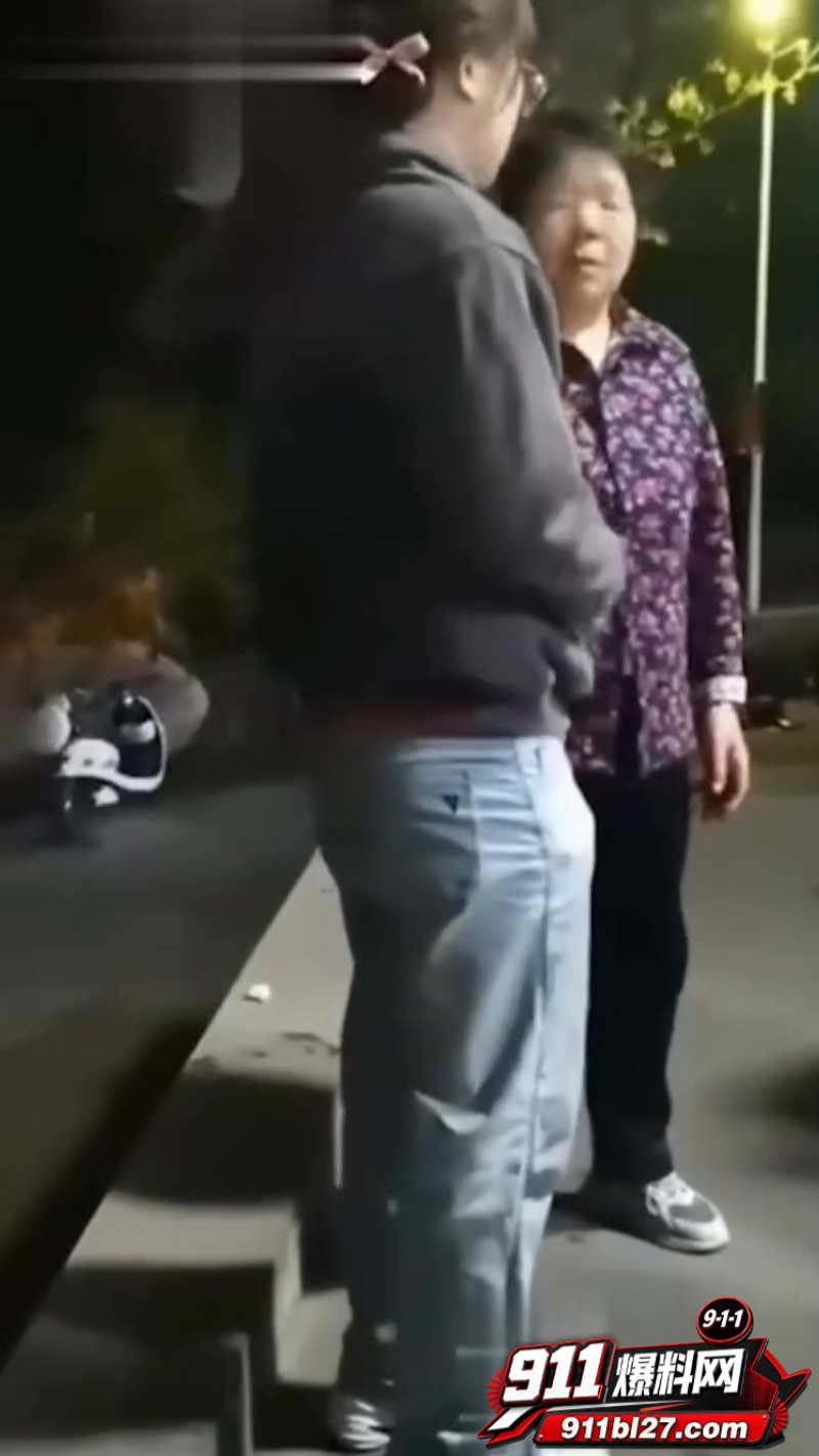 某大学男学生男扮女装勇闯女浴室 4
