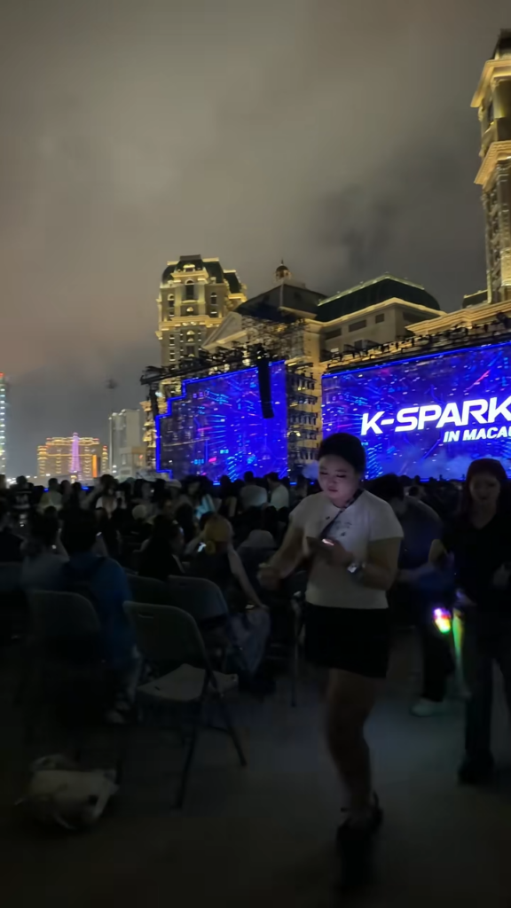 澳门权志龙演唱会上演全武行台下女粉互撕最全视角