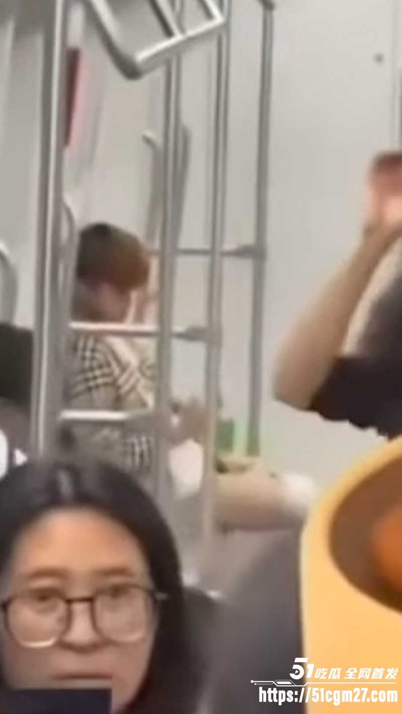 飞行员当众脱裤手淫6